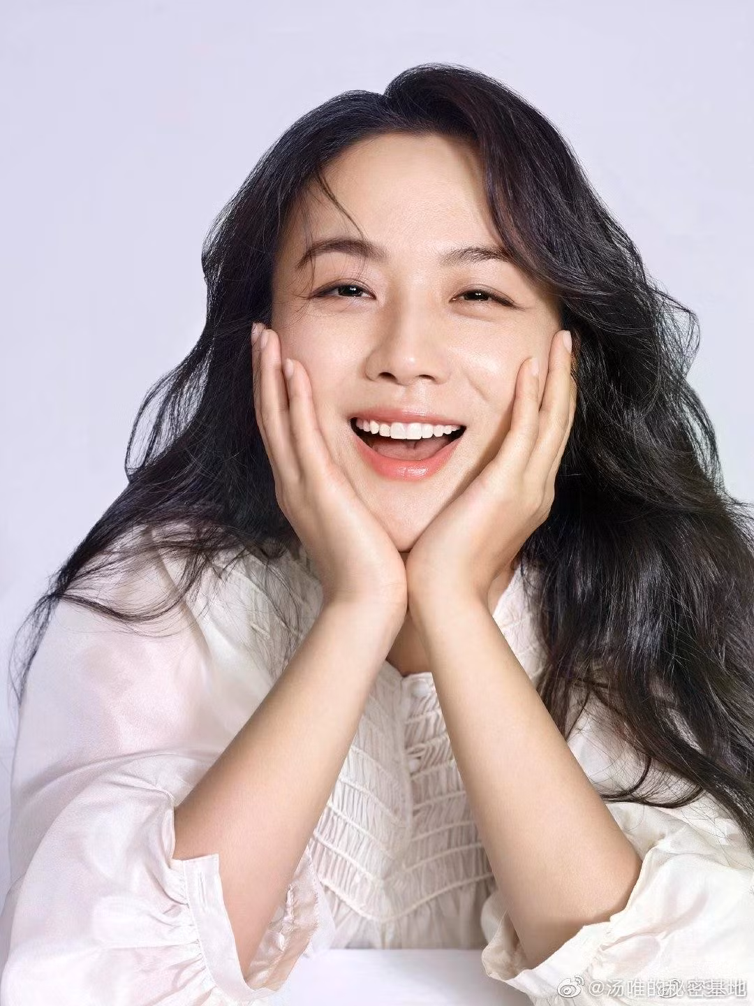 Thang Duy giữ được ngoại hình trẻ trung, tươi tắn ở tuổi 47. Theo đó, nữ diễn viên uống một cốc nước muối 600 ml mỗi sáng, theo Harpers Bazaar. Việc này không chỉ thúc đẩy nhu động ruột mà còn tăng cường trao đổi chất của cơ thể. Bí quyết làm đẹp tiếp theo của nữ diễn viên là tẩy trang kỹ lưỡng. Ảnh: Weibo.