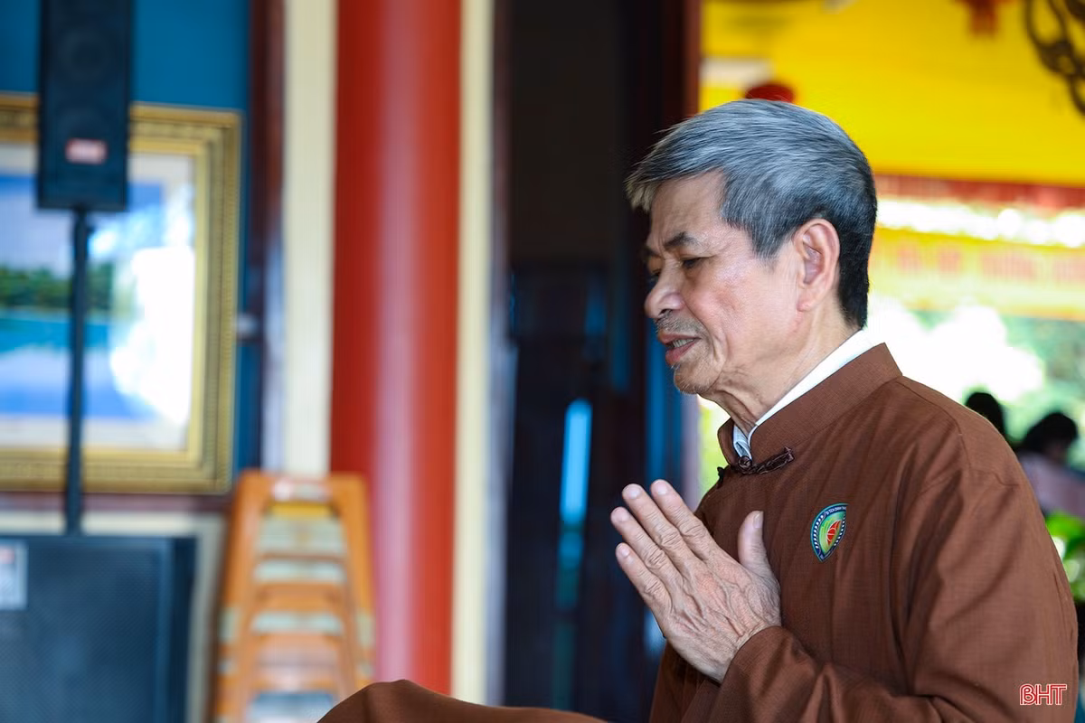 Ông Thái Công Dũng - Trưởng ban Hộ tự chùa Hang cho biết: "Bằng lòng thành kính và sự chung tay của phật tử, từ những dấu tích ít ỏi, chùa Hang hôm nay đã được phục dựng khang trang, trở thành điểm đến tâm linh của người dân địa phương và du khách gần xa".