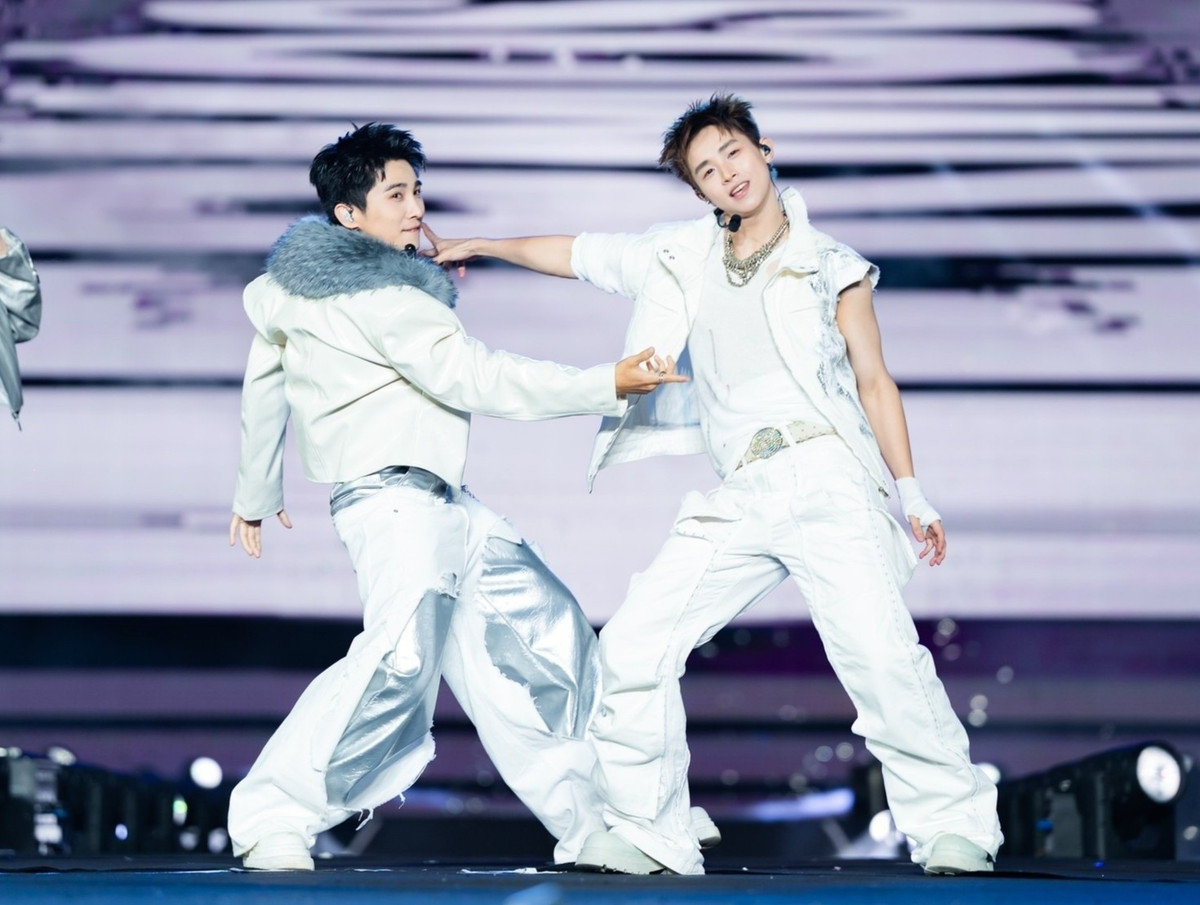 Anh trai Sơn.K và CONGB trong đêm nhạc. Ảnh: NSX.