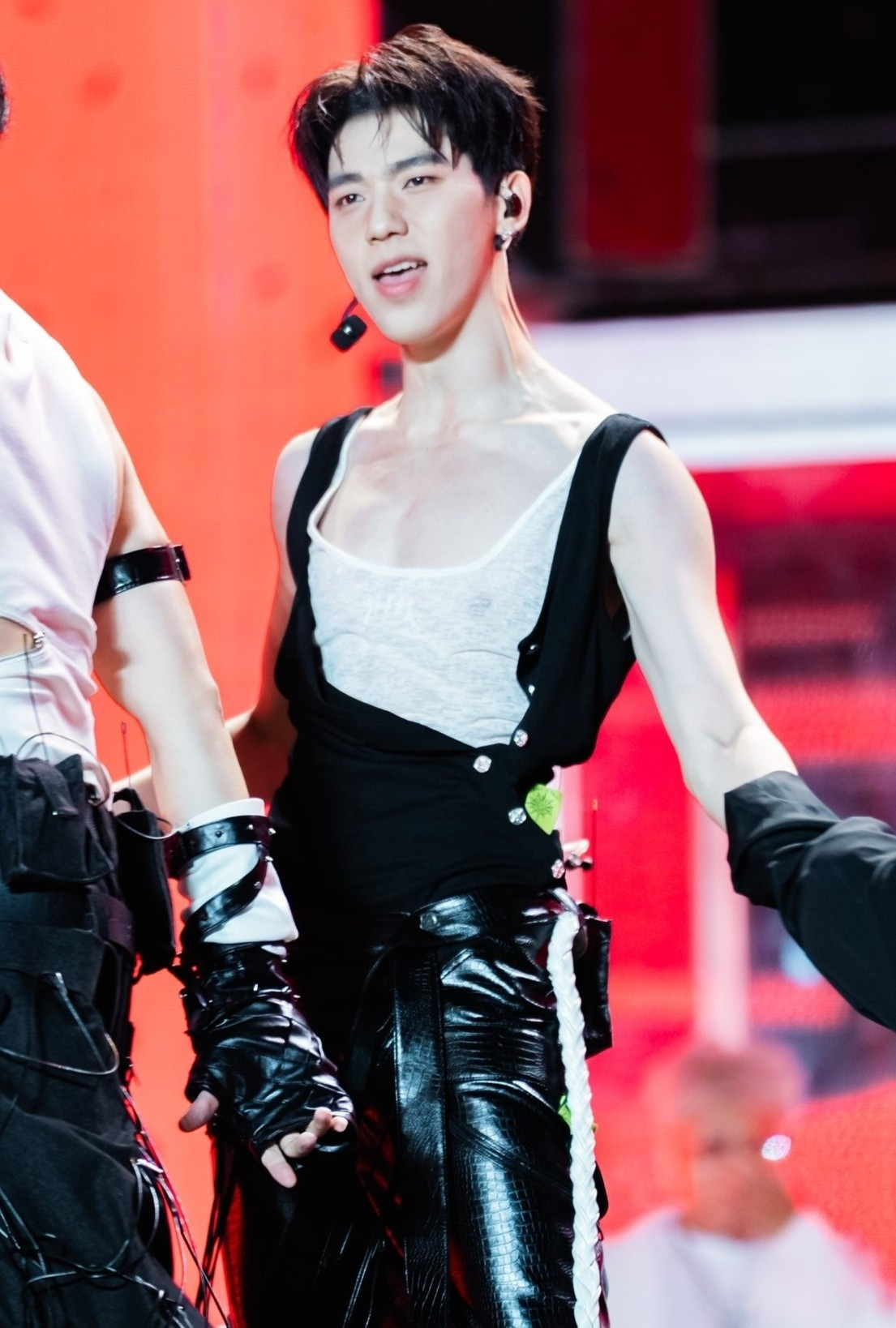 Anh trai Hải Nam và Lohan khiến đám đông hò hét với màn lột đồ. Ảnh: NSX.