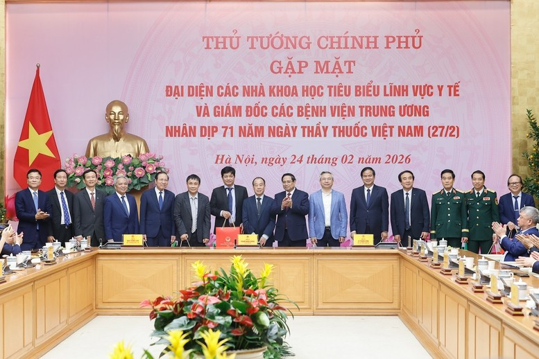 Thủ tướng Chính phủ Phạm Minh Chính tặng quà đại diện các nhà khoa học tiêu biểu trong lĩnh vực y tế và Giám đốc các bệnh viện Trung ương nhân Kỷ niệm 71 năm Ngày Thầy thuốc Việt Nam 27/2 - Ảnh: VGP/Nhật Bắc