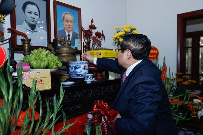 Thủ tướng Phạm Minh Chính dâng hương cố Thủ tướng Chính phủ Phạm Văn Đồng. Ảnh: Nhật Bắc