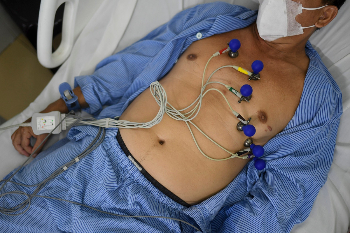 Bệnh nhân nam được gắn các điện cực đo điện tim trong quá trình theo dõi tại Bệnh viện Quân y 175. Những thiết bị này giúp ghi nhận liên tục các chỉ số sinh tồn, hỗ trợ bác sĩ phát hiện sớm rối loạn nhịp hoặc thiếu máu cơ tim để kịp thời điều chỉnh phác đồ điều trị.