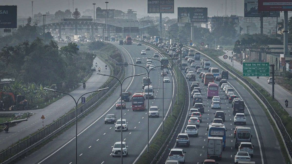 Trên cao tốc Pháp Vân - Cầu Giẽ, dòng xe hướng về cửa ngõ phía Nam di chuyển chậm.