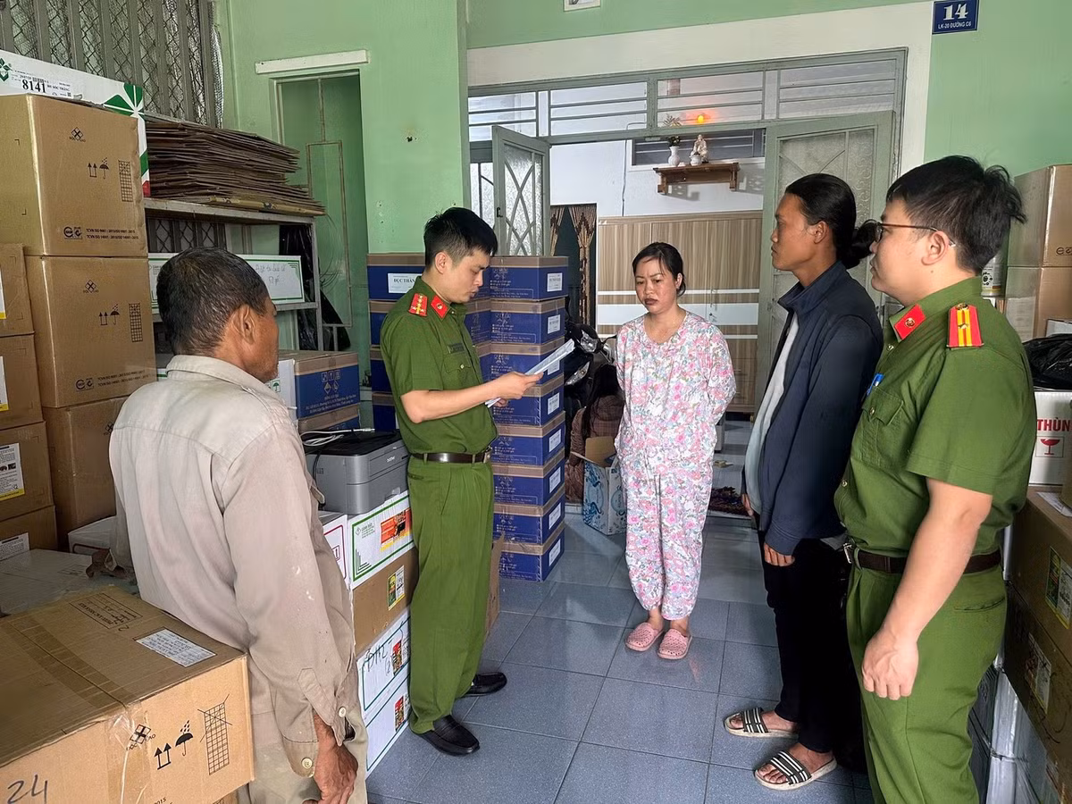 Cơ quan chức năng thi hành các quyết định tố tụng. Ảnh: Công an Đắk Lắk.