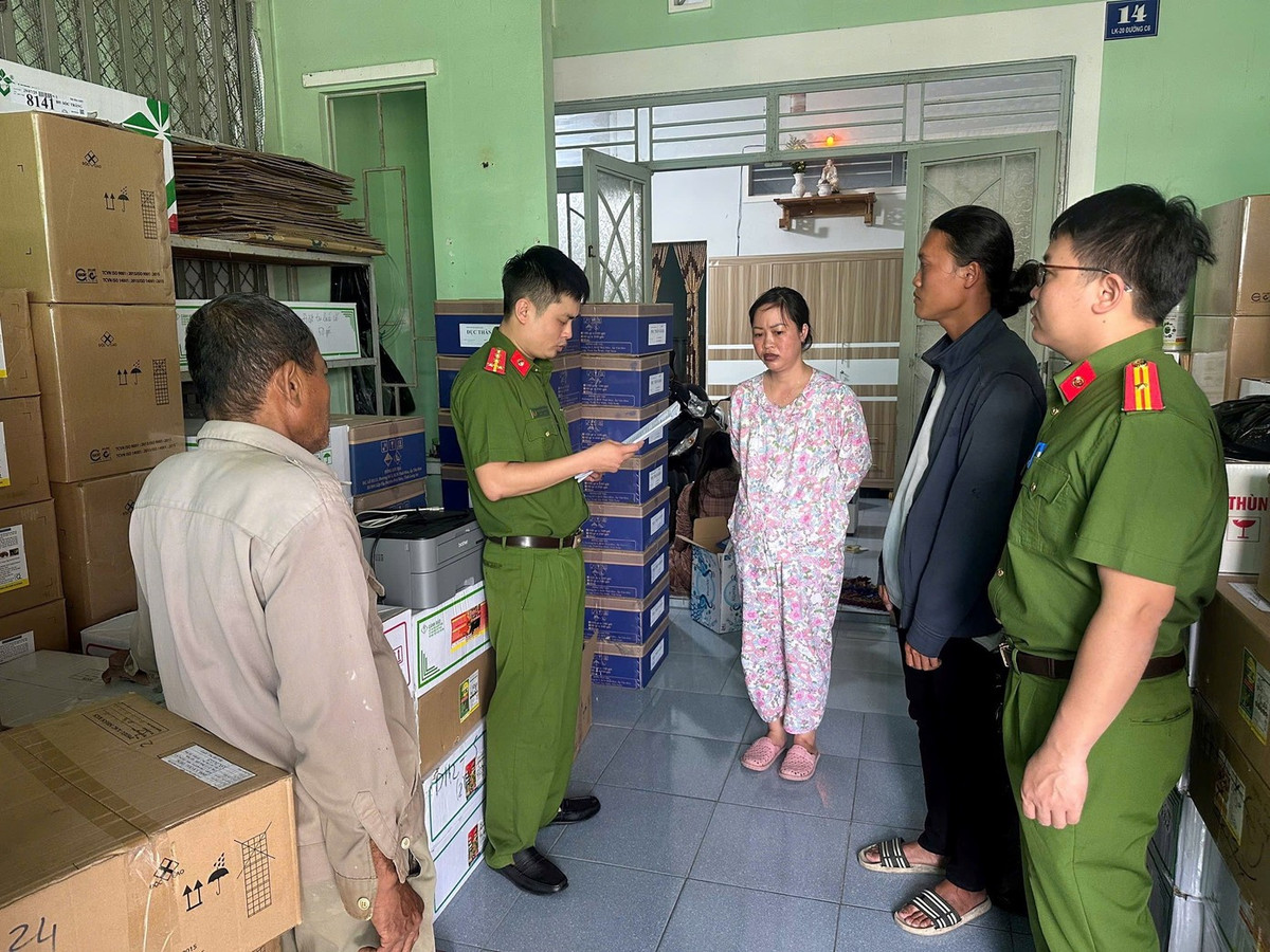 Cơ quan chức năng thi hành các quyết định tố tụng. Ảnh: Công an Đắk Lắk.