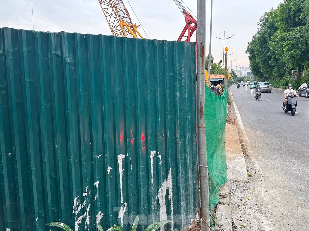 Không chỉ đường dành cho xe đạp ven sông Tô Lịch, hàng rào công trường thi công còn rào cả một đoạn dài dải phân cách - vỉa hè đường Láng.