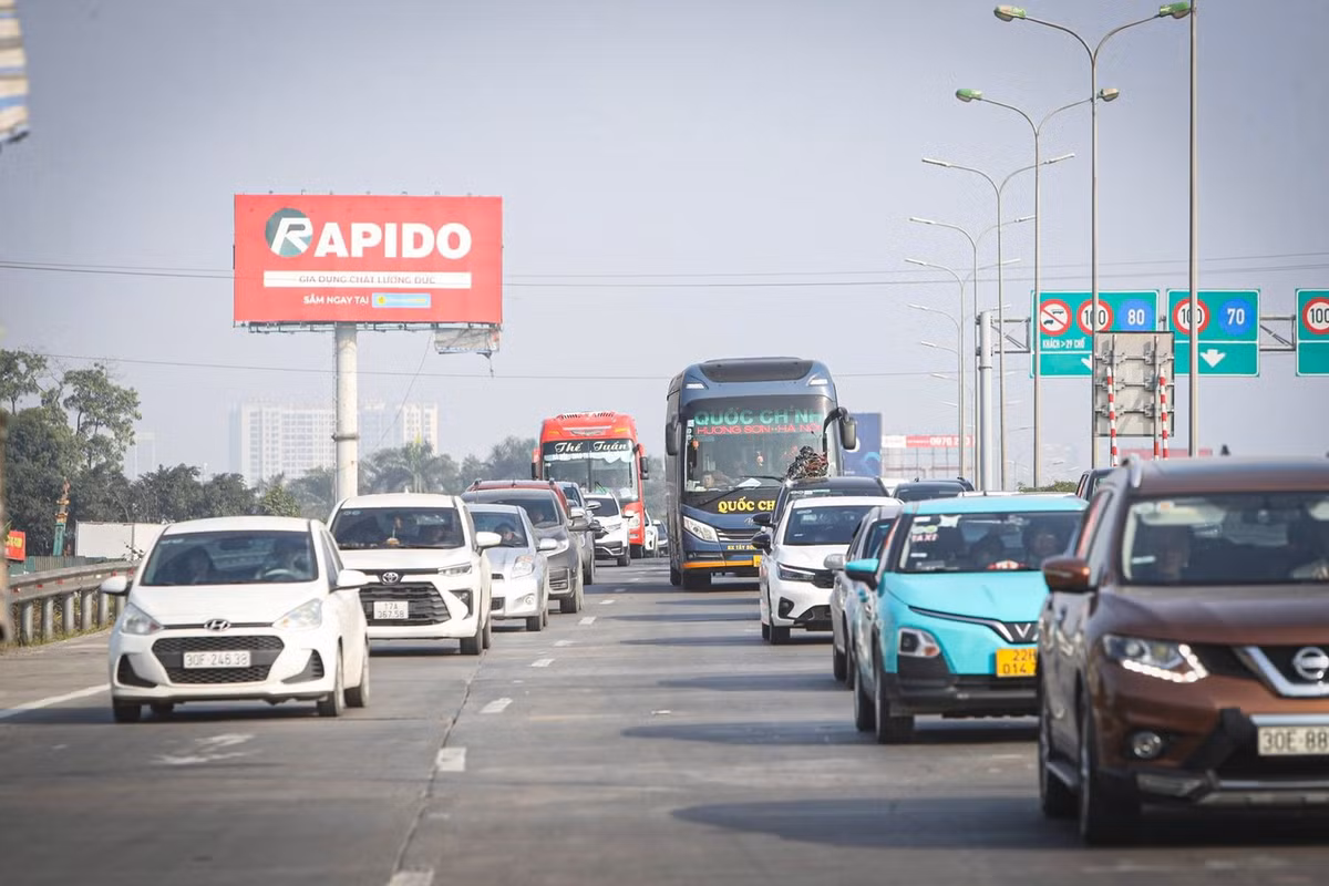 Càng về gần trưa, lượng xe đổ về các cửa ngõ Hà Nội càng tiếp tục tăng cao.