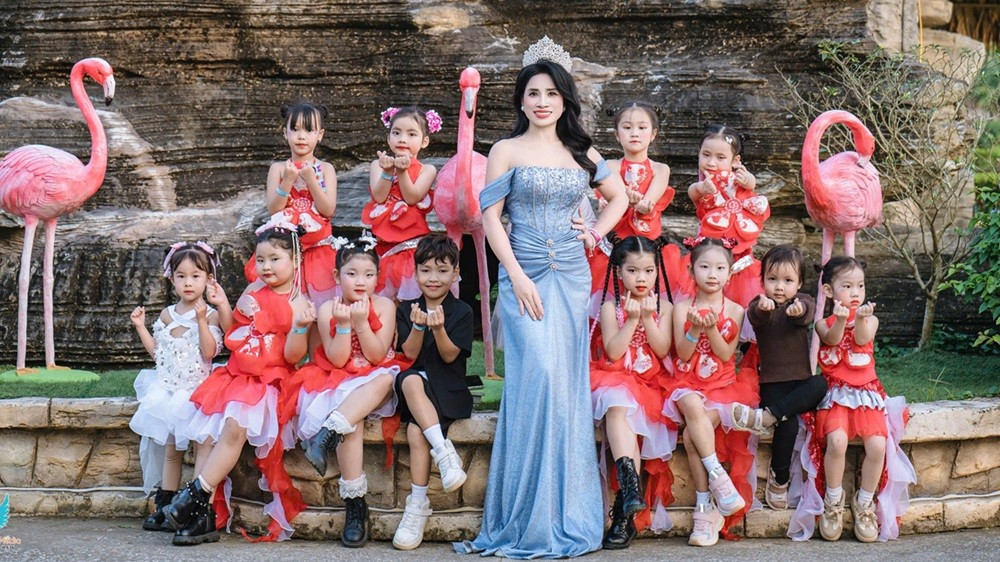 Tại sự kiện, Á hậu Đặng Thị Tân đã dõi theo từng sải bước của các người mẫu nhí, động viên và truyền kinh nghiệm cho các em. Điểm tựa tinh thần ấy giúp các tài năng trẻ xóa tan những bỡ ngỡ ban đầu để cháy hết mình trên sân khấu.