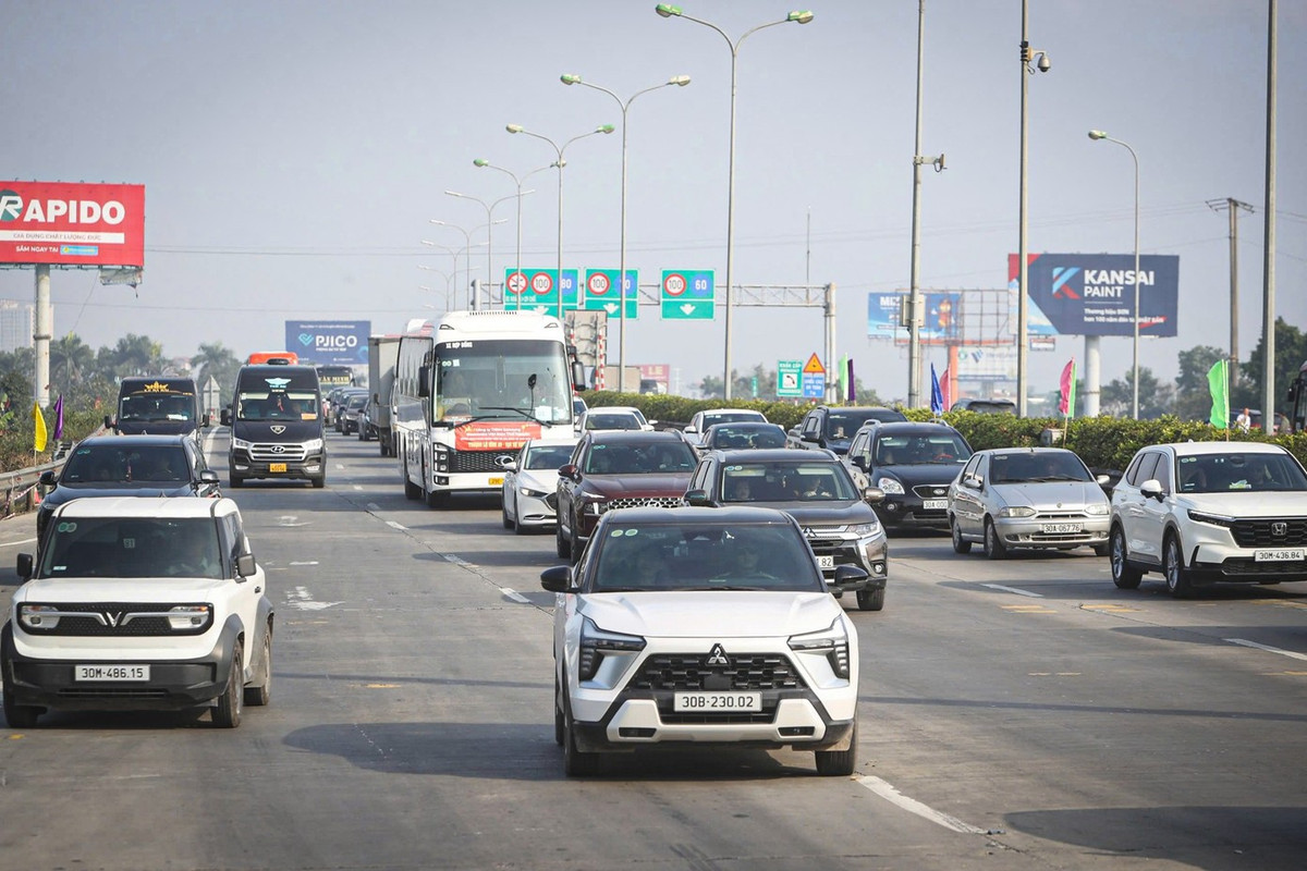 Tại khu vực trạm thu phí Km188, các loại xe xếp hàng dài, nối đuôi nhau di chuyển chậm để chờ qua trạm.