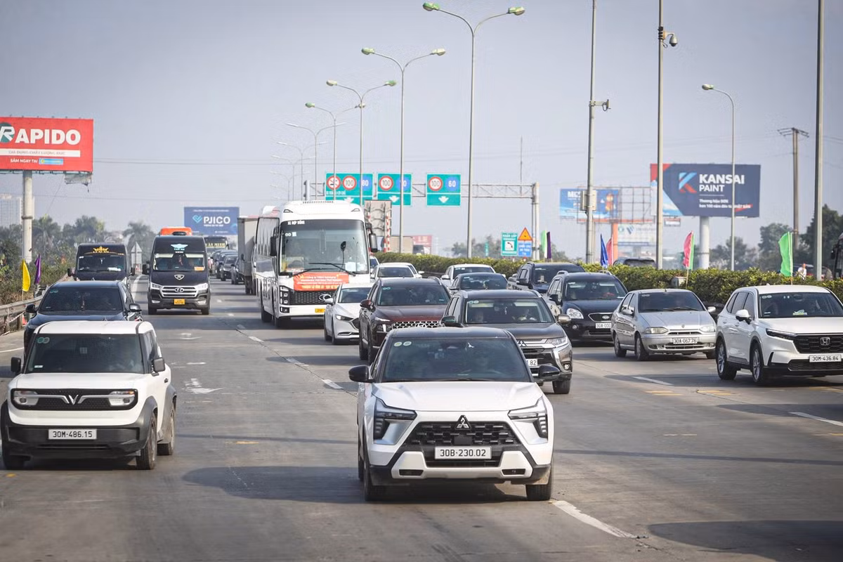 Tại khu vực trạm thu phí Km188, các loại xe xếp hàng dài, nối đuôi nhau di chuyển chậm để chờ qua trạm.