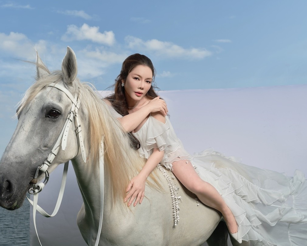 Hình ảnh Lý Nhã Kỳ sánh bước bên ngựa trong khuôn viên resort ven sông gợi liên tưởng đến tinh thần tự do, bền bỉ và mạnh mẽ – những giá trị thường được gắn với con giáp Ngọ.