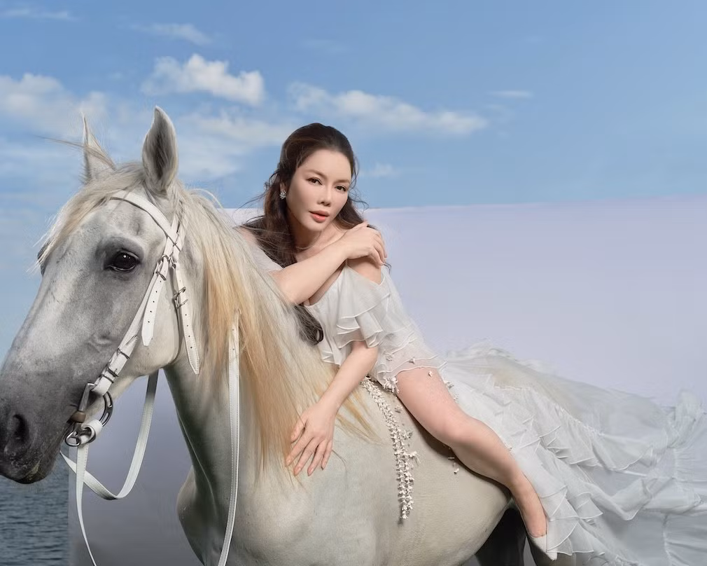 Hình ảnh Lý Nhã Kỳ sánh bước bên ngựa trong khuôn viên resort ven sông gợi liên tưởng đến tinh thần tự do, bền bỉ và mạnh mẽ – những giá trị thường được gắn với con giáp Ngọ.