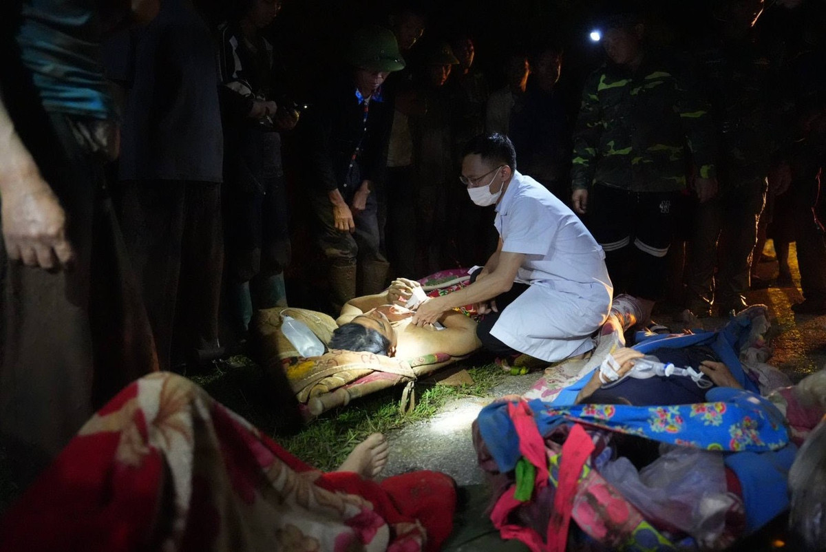 Rạng sáng nay, các lực lượng đã tiếp cận và di chuyển 03 bệnh nhân bị thương nặng thuộc xã Tìa Dình chuyển về cơ sở y tế.