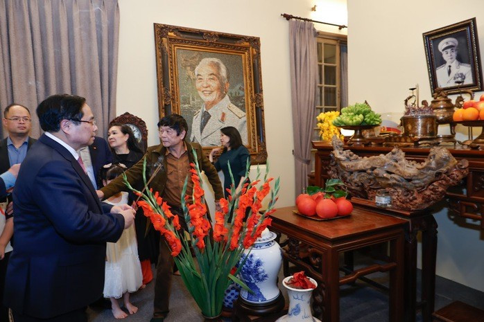 Thủ tướng Phạm Minh Chính dâng hương và chúc Tết gia đình Đại tướng Võ Nguyên Giáp. Ảnh: Nhật Bắc