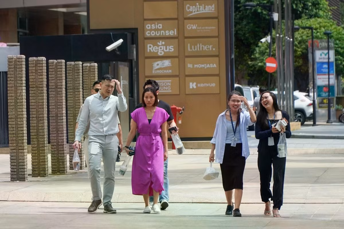 Cũng chính vì vậy, không khó để bắt gặp hình ảnh nhân viên văn phòng, chuyên gia nước ngoài và khách thương mại tấp nập di chuyển qua các tuyến phố trong khu vực này.
