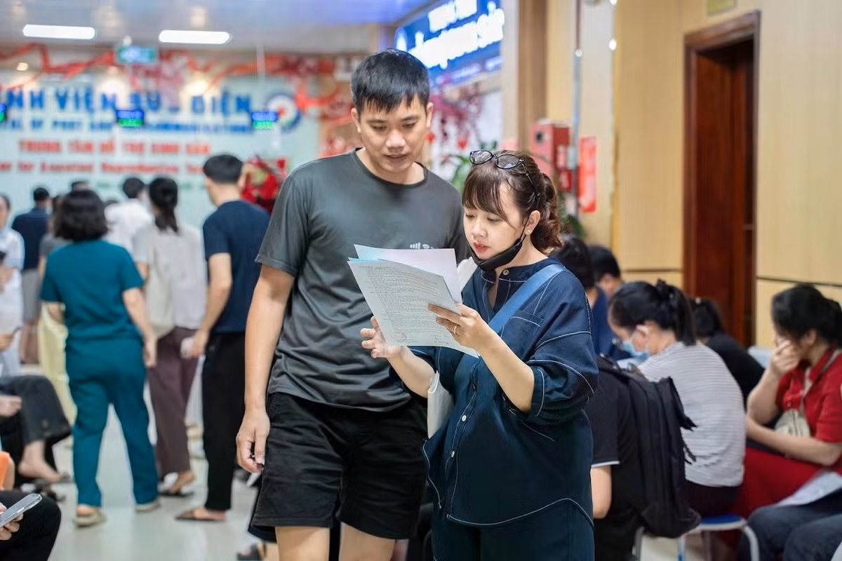"Cơ cấu nguyên nhân gây vô sinh hiện nay gần như không thay đổi trong nhiều năm qua. Khoảng 40% trường hợp xuất phát từ người chồng, 40% từ người vợ và khoảng 20% còn lại chưa xác định được nguyên nhân. Điều đáng chú ý là ngày càng nhiều nam giới trẻ chủ động đi khám sức khỏe sinh sản trước hôn nhân. Không ít người chưa lập gia đình cũng tìm đến các cơ sở chuyên khoa để đánh giá khả năng sinh sản", bác sĩ Hà nói với Tri Thức - Znews.