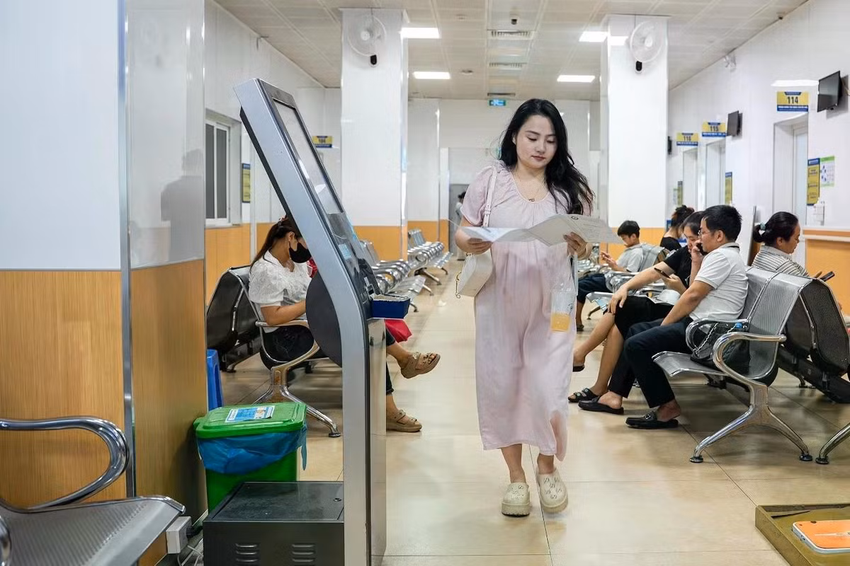 Rời phòng khám, chị Quỳnh Anh (38 tuổi) cầm tập phiếu chỉ định xét nghiệm, chậm rãi bước dọc hành lang để đến các phòng chức năng. Thỉnh thoảng, chị dừng lại đọc kỹ từng hạng mục bác sĩ yêu cầu, gương mặt không giấu được vẻ hồi hộp xen lẫn hy vọng. Chị hiện có hai con nhưng vẫn mong gia đình có thêm một thành viên. Sau hai tháng "thả" tự nhiên nhưng chưa có tin vui, chị chủ động đến bệnh viện khám để đánh giá sức khỏe sinh sản, chuẩn bị cho kế hoạch mang thai.