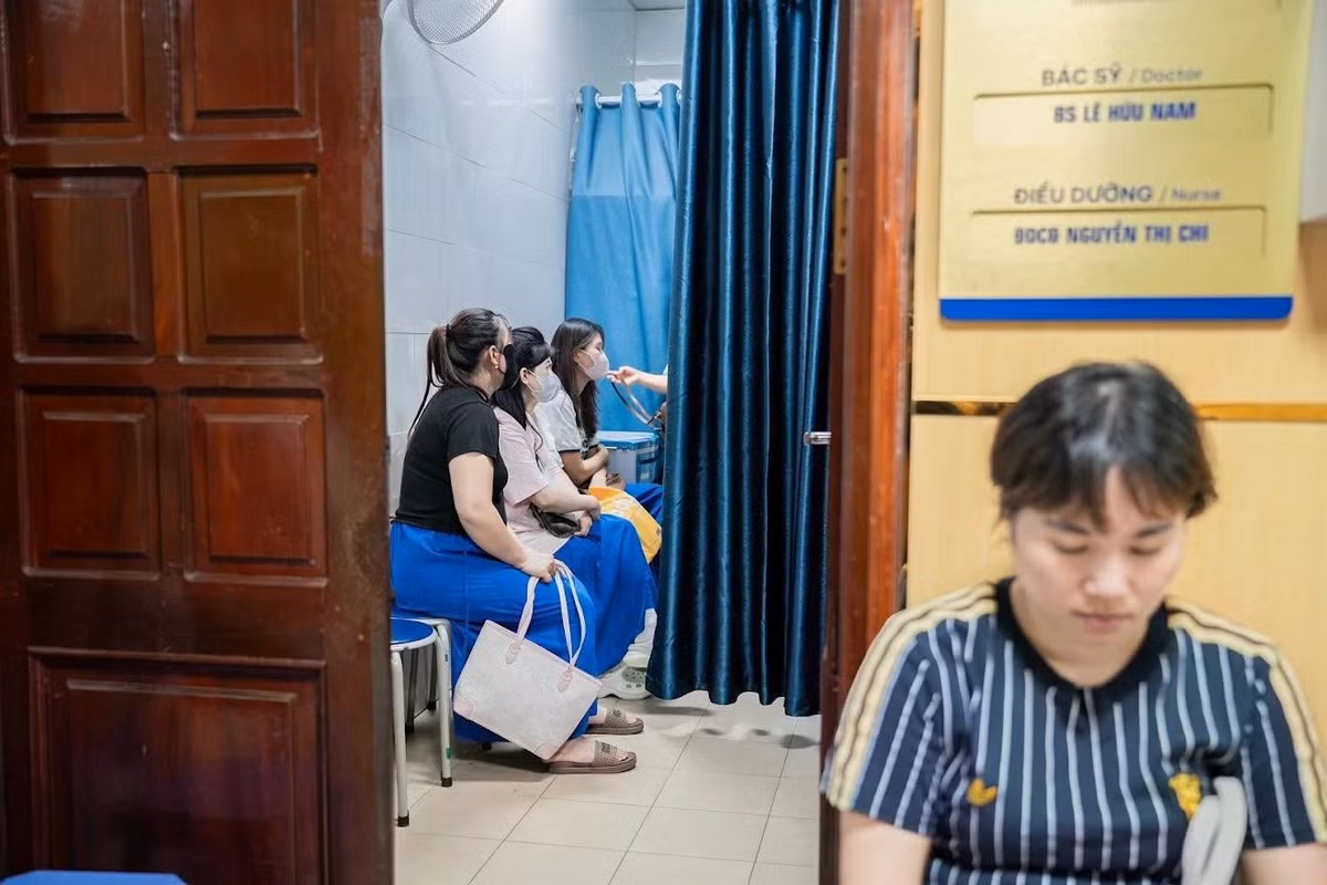 Theo bác sĩ Vương Vũ Việt Hà, một quan niệm phổ biến hiện nay là chỉ những cặp vợ chồng hiếm muộn hoặc có tiền sử bệnh lý mới cần khám và sàng lọc di truyền trước khi mang thai. Tuy nhiên, nhận định này chưa chính xác. Thực tế, ngay cả những cặp đôi hoàn toàn khỏe mạnh vẫn có nguy cơ sinh con mắc bệnh di truyền nếu cả hai cùng mang gene bệnh nhưng không hề hay biết.