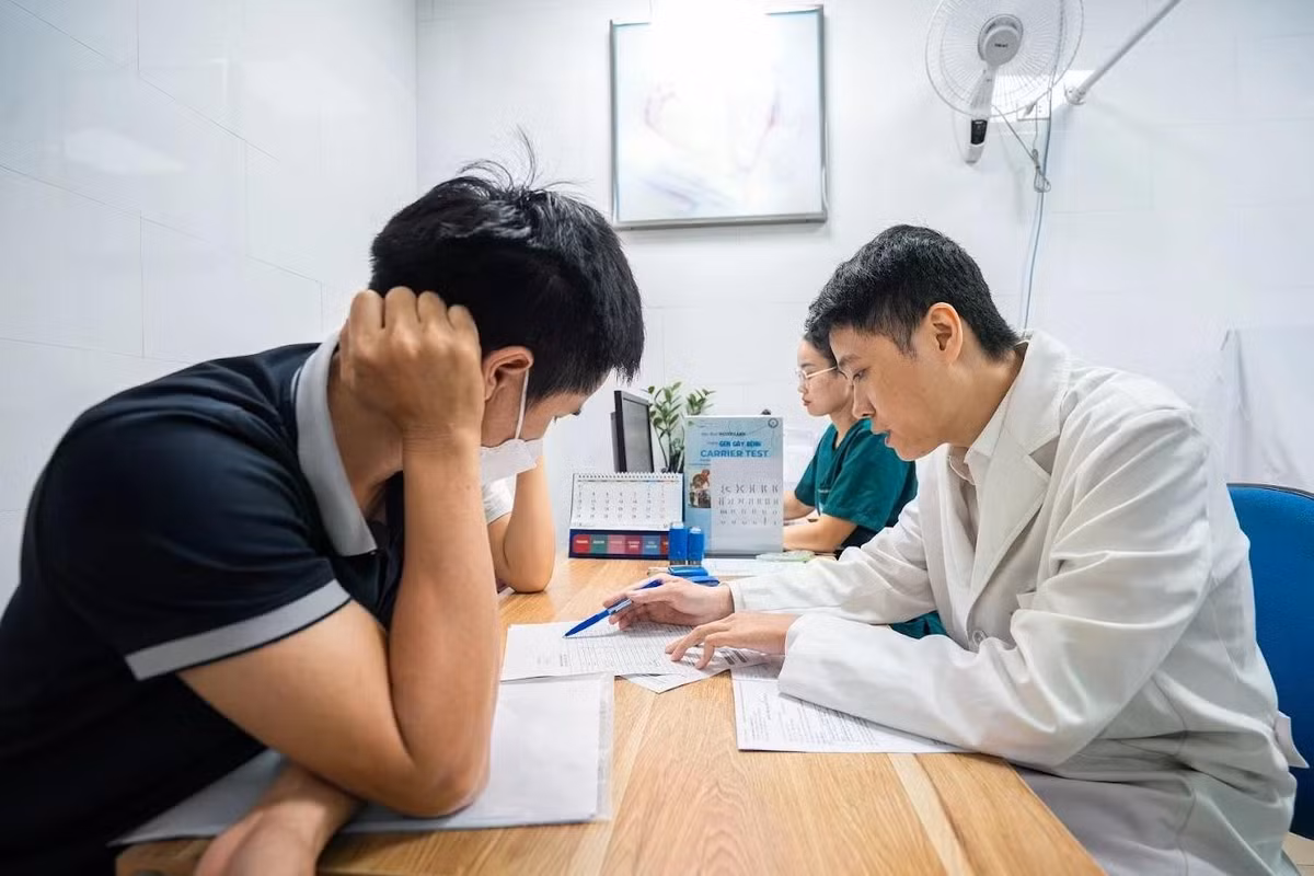 Theo vị chuyên gia, lối sống thiếu khoa học là một trong những nguyên nhân quan trọng ảnh hưởng đến sức khỏe sinh sản. Nhiều người thường xuyên thức đến 1-2h sáng mới ngủ, sinh hoạt không điều độ. Khi còn trẻ, sức khỏe vẫn tốt nên họ chủ quan, nhưng thực chất cơ thể đang bị bào mòn từng ngày, trong đó có khả năng sinh sản. Đặc biệt, với nam giới, việc thường xuyên sử dụng rượu bia, thuốc lá, thuốc lá điện tử và các chất kích thích khác đều có thể làm suy giảm chất lượng tinh trùng.