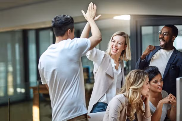 Đi qua nửa đời người, nhiều người nhận ra rằng thành công không chỉ đến từ tiền bạc hay quyền lực, mà còn từ những mối quan hệ chân thành và sự tôn trọng mình tạo dựng được. Ảnh minh họa: iStock