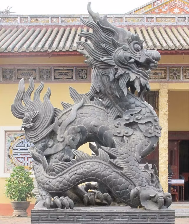 Rồng là một loài vật huyền bí, được coi là biểu tượng của sự hung dữ, quyền lực và sự thánh thiện trong văn hóa dân gian.