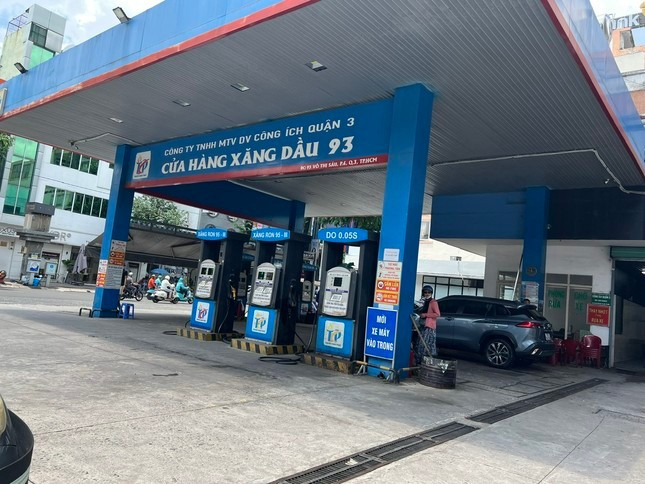 Cây xăng trên đường Võ Thị Sáu (quận 3) chỉ chấp nhận tiền mặt chứ không đồng ý bất cứ hình thức chuyển khoản nào khác
