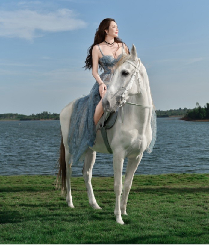 Đón Tết Bính Ngọ 2026, Lý Nhã Kỳ vừa thực hiện bộ ảnh chủ đề xuân tại khu biệt thự – resort riêng ở Đồng Nai. Không gian được nữ diễn viên lựa chọn là khu nghỉ dưỡng tọa lạc ven sông, sở hữu tầm nhìn thoáng đãng, hài hòa giữa kiến trúc hiện đại và thiên nhiên xanh mát.