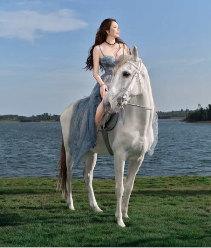 Đón Tết Bính Ngọ 2026, Lý Nhã Kỳ vừa thực hiện bộ ảnh chủ đề xuân tại khu biệt thự – resort riêng ở Đồng Nai. Không gian được nữ diễn viên lựa chọn là khu nghỉ dưỡng tọa lạc ven sông, sở hữu tầm nhìn thoáng đãng, hài hòa giữa kiến trúc hiện đại và thiên nhiên xanh mát.