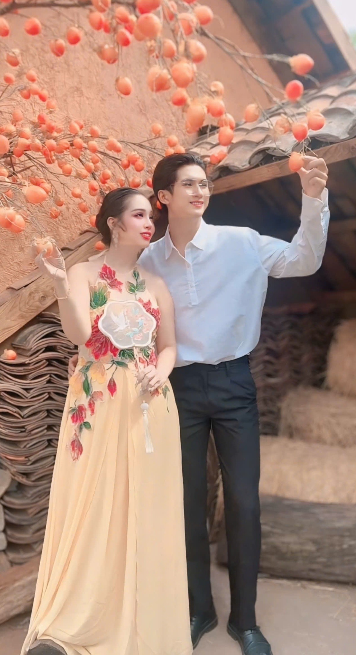 Sánh bên Thanh Hằng là người mẫu Minh Châu với phong thái lịch lãm trong những thiết kế sơ mi đơn giản, tinh tế.