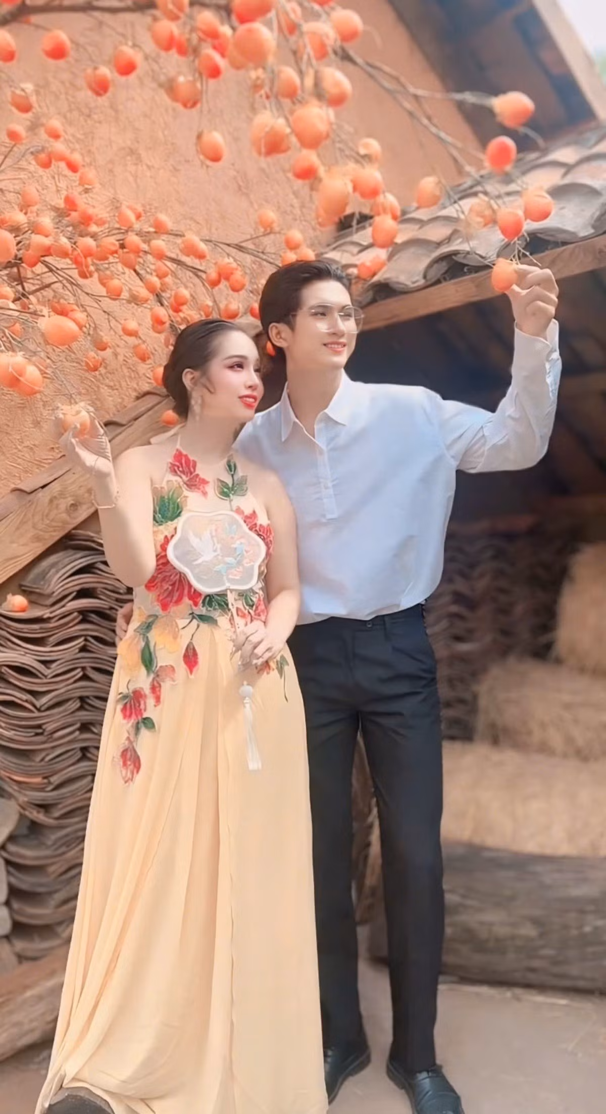 Sánh bên Thanh Hằng là người mẫu Minh Châu với phong thái lịch lãm trong những thiết kế sơ mi đơn giản, tinh tế.