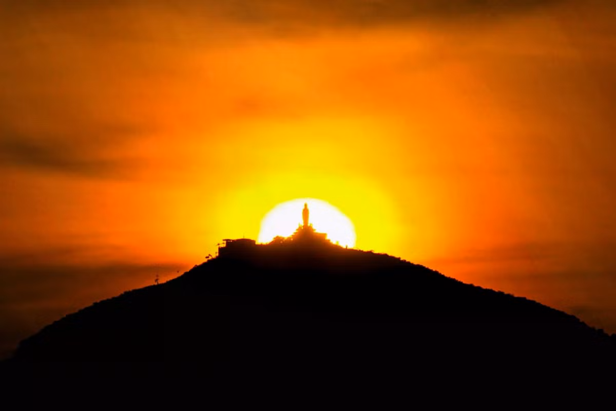 Ánh nắng chiều rực rỡ nhuộm vàng trên đỉnh núi Bà Đen trong một ngày khác.