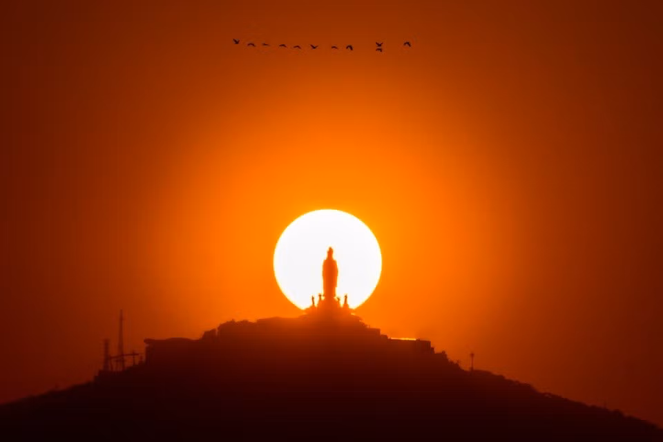 Khoảnh khắc Mặt Trời "ôm trọn" tượng Phật Bà Tây Bổ Đà Sơn trên đỉnh núi Bà Đen chiều 3/4.