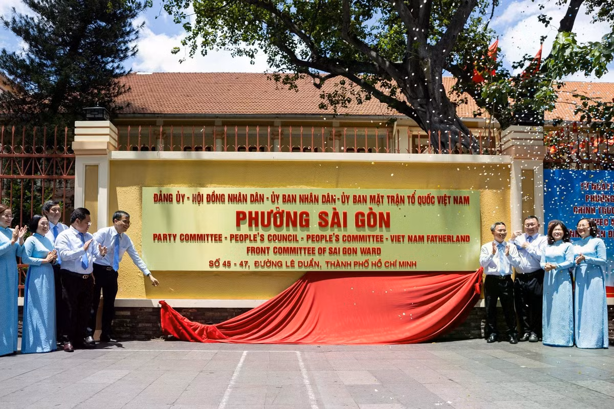Sáng 30/6, trụ sở phường Sài Gòn đã chính thức được ra mắt tại số 45-47 đường Lê Duẩn. Đây từng là trụ sở của Đảng ủy - HĐND - UBND quận 1 cũ. Ảnh: Khương Nguyễn.