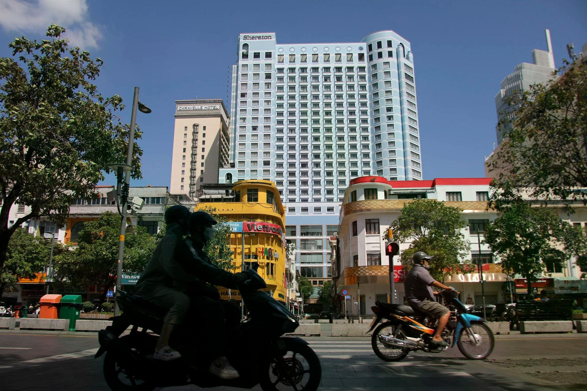 Một số căn mặt tiền trên các tuyến đường như Đồng Khởi, Nguyễn Huệ, Tôn Thất Thiệp từng được giao dịch hơn 1 tỷ đồng/m2. Khảo sát trên nền tảng Batdongsan.com.vn, có bất động sản ở đây được rao bán với giá lên đến 1,7 tỷ đồng/m2.