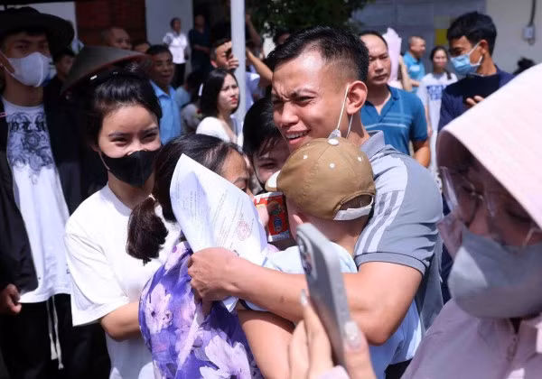 Niềm vui vỡ òa của phạm nhân được đặc xá khi gặp người thân.