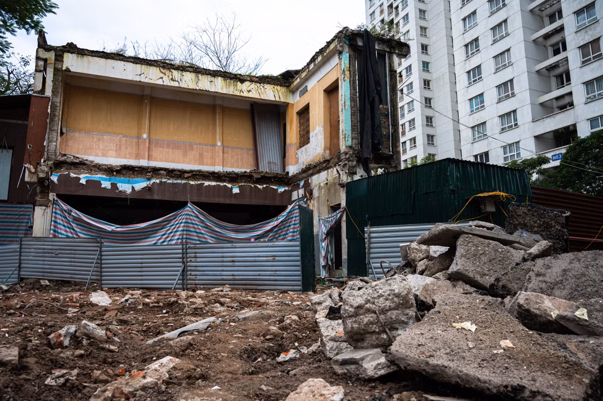 Ngày 24/9, TAND TP. Hà Nội đã bác toàn bộ yêu cầu của 19 hộ dân và Ban quản trị chung cư này. Sáng 24/10, mặt bằng đất của Công ty CP Thương mại Dịch vụ Thời trang Hà Nội đã được bàn giao cho UBND phường Vĩnh Tuy để triển khai dự án kết nối đường qua Công ty xe buýt với dự án 423 Minh Khai.