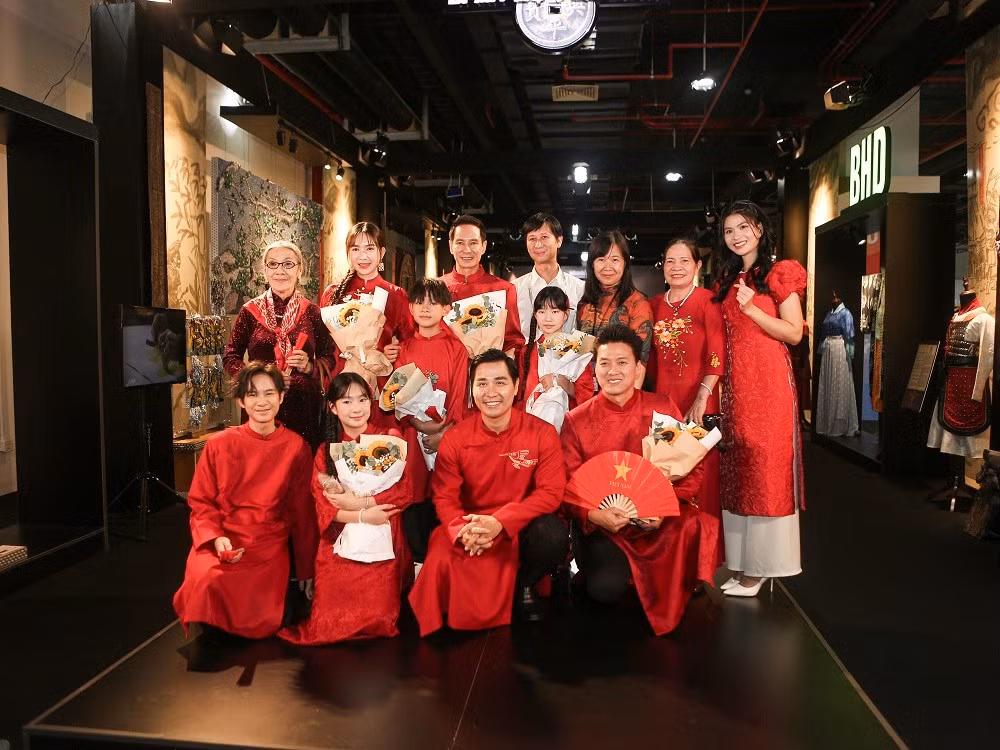 Vợ chồng Lý Hải - Minh Hà cũng nhiều nghệ sĩ bất ngờ đến thăm gian triển lãm của Hộ linh tráng sĩ.