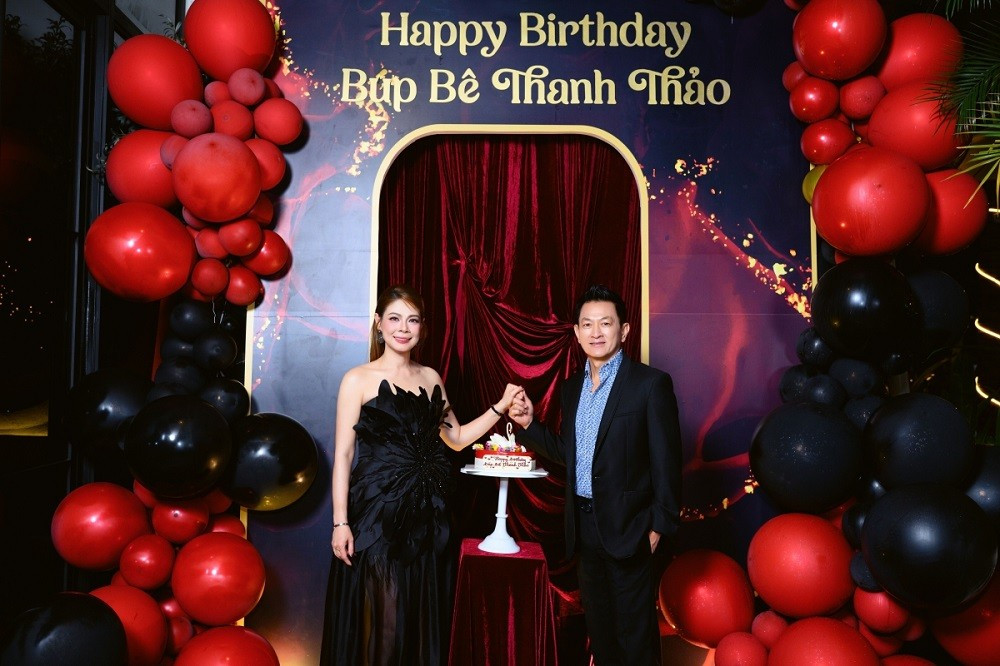 Dù ngày sinh chính thức của nữ ca sĩ Thanh Thảo rơi vào 8/3, nhưng do bận rộn với lịch trình bán kết và chung kết cuộc thi Hoa Hậu Doanh nhân Việt Nam 2026, cô đã không thể tổ chức tiệc đúng ngày. Chính vì vậy, một buổi tiệc sinh nhật muộn nhưng đầy bất ngờ và ý nghĩa đã được chuẩn bị kỹ lưỡng sau đó.