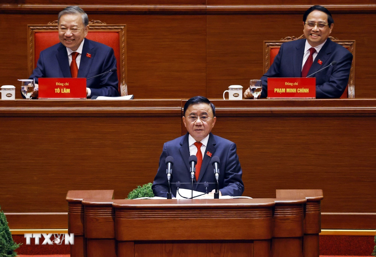 Đồng chí Trần Cẩm Tú, Ủy viên Bộ Chính trị, Thường trực Ban Bí thư trình bày Báo cáo tiếp thu, giải trình của Đoàn Chủ tịch về ý kiến thảo luận của các đại biểu đối với dự thảo các văn kiện và Báo cáo kiểm điểm sự lãnh đạo, chỉ đạo của Ban Chấp hành Trung ương khóa XIII trình Đại hội XIV của Đảng. (Ảnh: TTXVN)