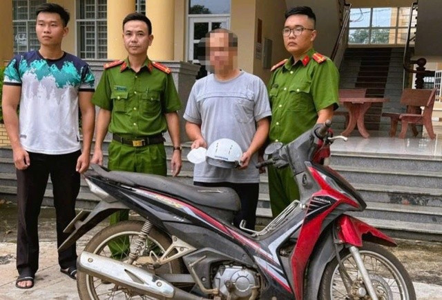 Đối tượng P.T.T. (mặc áo thun xám).