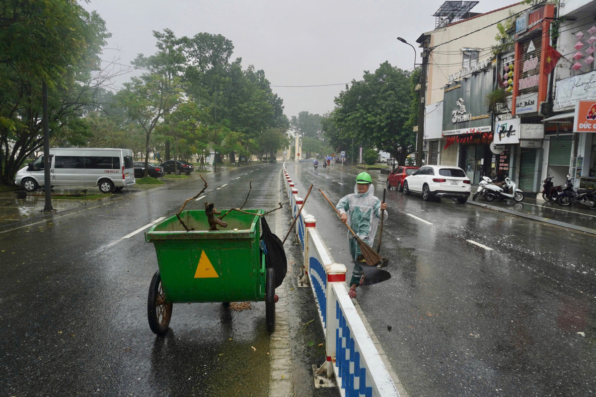 Đội vệ sinh môi trường nhanh chóng bắt tay dọn dẹp tại trục đường trung tâm ngay khi nước rút sáng 29/10. Ảnh: Quốc Anh.