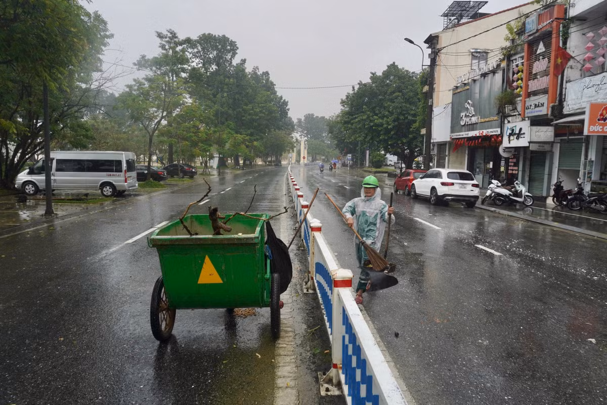 Đội vệ sinh môi trường nhanh chóng bắt tay dọn dẹp tại trục đường trung tâm ngay khi nước rút sáng 29/10. Ảnh: Quốc Anh.
