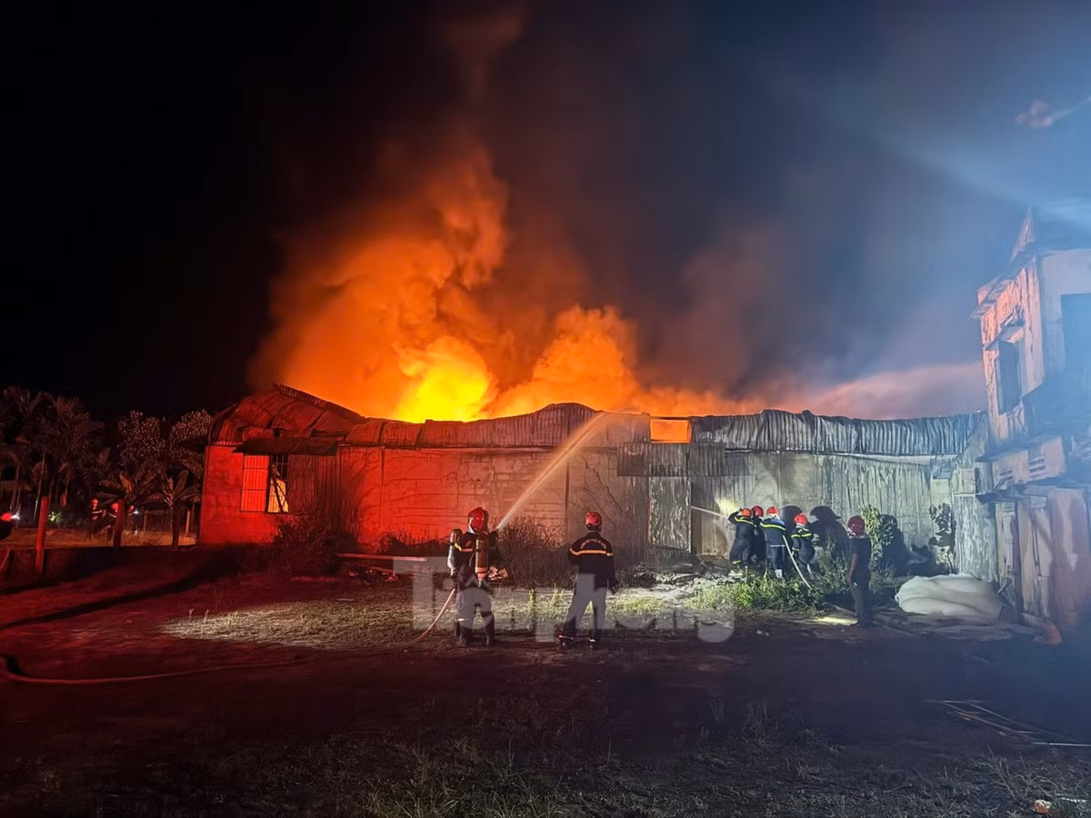 Cảnh sát chữa cháy từ nhiều phía.