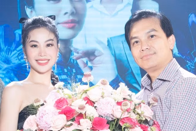 Sau các cuộc thi, cô được Mạnh Quỳnh nâng đỡ, nhận làm học trò.