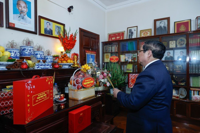 Thủ tướng Chính phủ Phạm Minh Chính tới chúc Tết gia đình và dâng hương tưởng nhớ cố Bộ trưởng Bộ Công an, Thượng tướng Lê Minh Hương. Ảnh: Nhật Bắc