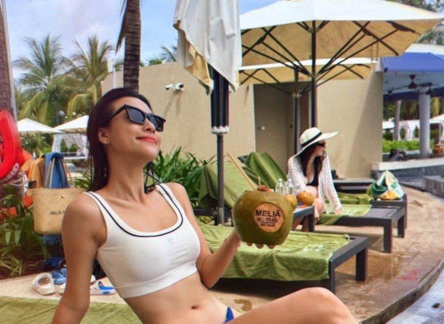 Ngày 14/2 vừa qua, Hoàng Oanh khiến người hâm mộ bất ngờ khi có động thái ẩn ý về việc đang hẹn hò. Dù chưa tiết lộ danh tính hay diện mạo “nửa kia”, đây được xem là lần đầu tiên nữ MC công khai chuyện tình cảm sau 4 năm ly hôn.