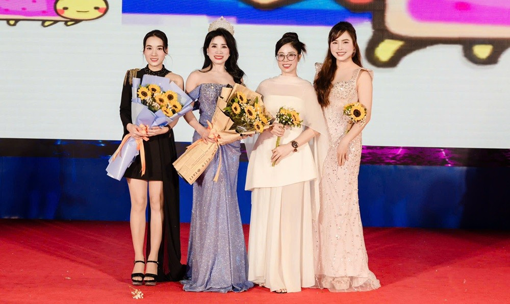 Đặng Thị Tân đạt danh hiệu Á hậu 2 tại cuộc thi Hoa hậu Doanh nhân Quốc gia Việt Nam 2024, đồng thời đoạt danh hiệu Người đẹp Tài năng với phần thi yoga.