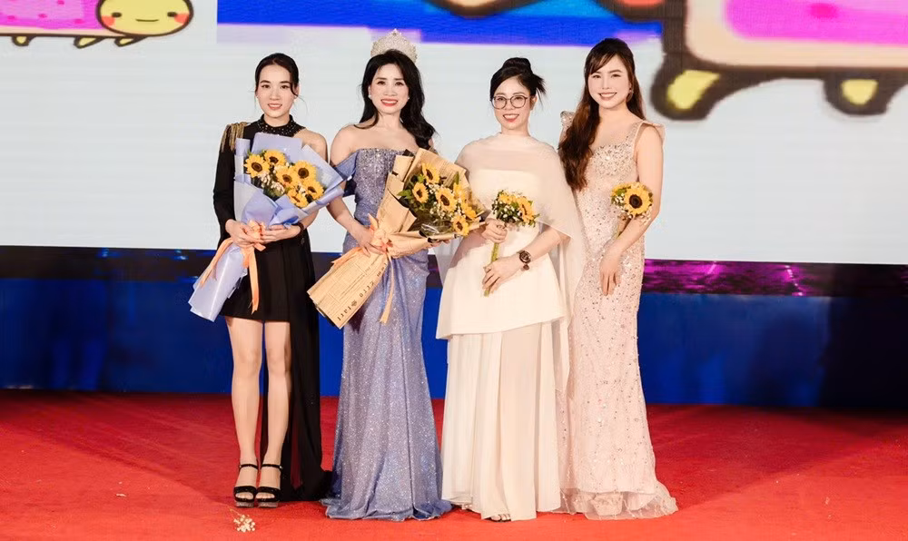 Đặng Thị Tân đạt danh hiệu Á hậu 2 tại cuộc thi Hoa hậu Doanh nhân Quốc gia Việt Nam 2024, đồng thời đoạt danh hiệu Người đẹp Tài năng với phần thi yoga.