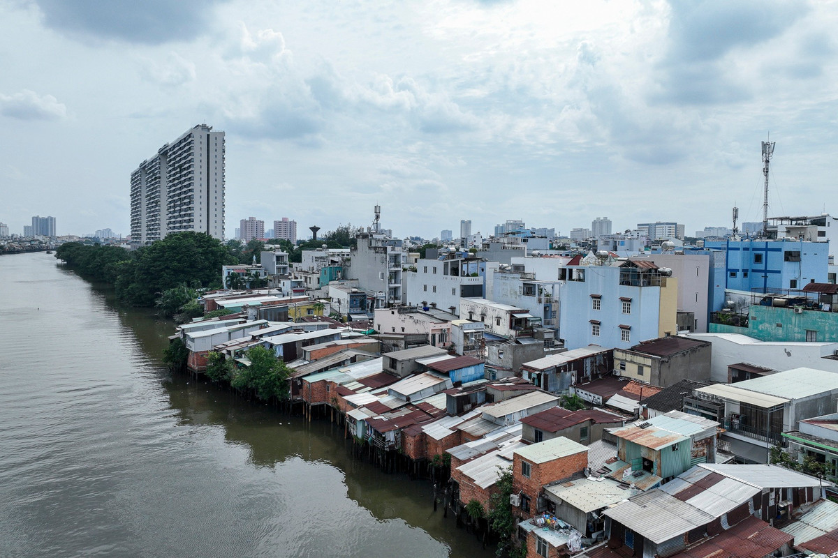 Theo thống kê của Sở Xây dựng trong đề án di dời, TP.HCM có gần 40.000 căn nhà, trong đó quận 8 (cũ) là nơi tập trung đông nhất. Dọc theo khu vực bờ bắc Kênh Đôi, rạch Ông, Xáng..., có hàng nghìn căn nhà chỉ che chắn bằng vật liệu như tôn, ván gỗ đã xuống cấp. Ảnh: Duy Hiệu.